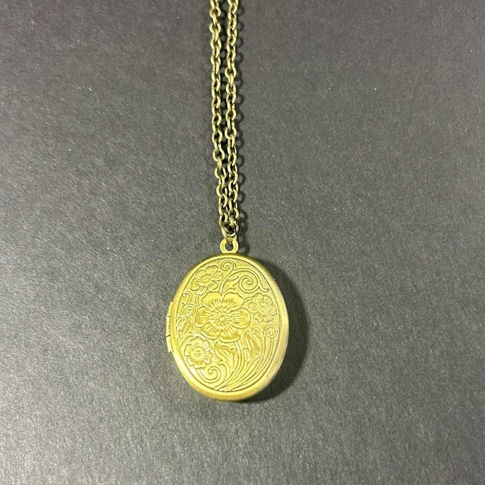 Locket‎ Necklace Bronze/Goldtone Floral Embossed Vintage Style